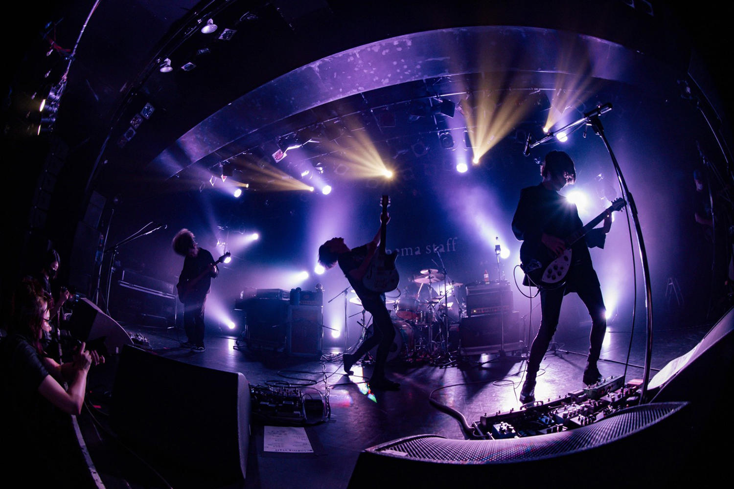 cinema staff「TOUR 2021 NEWDAWN/NEWBORN」恵比寿リキッドルーム──爆音が伝播してゆく光