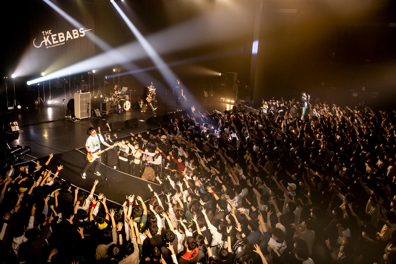 THE KEBABS、遊び心満載のロックサウンドで魅了した「THE KEBABS必死