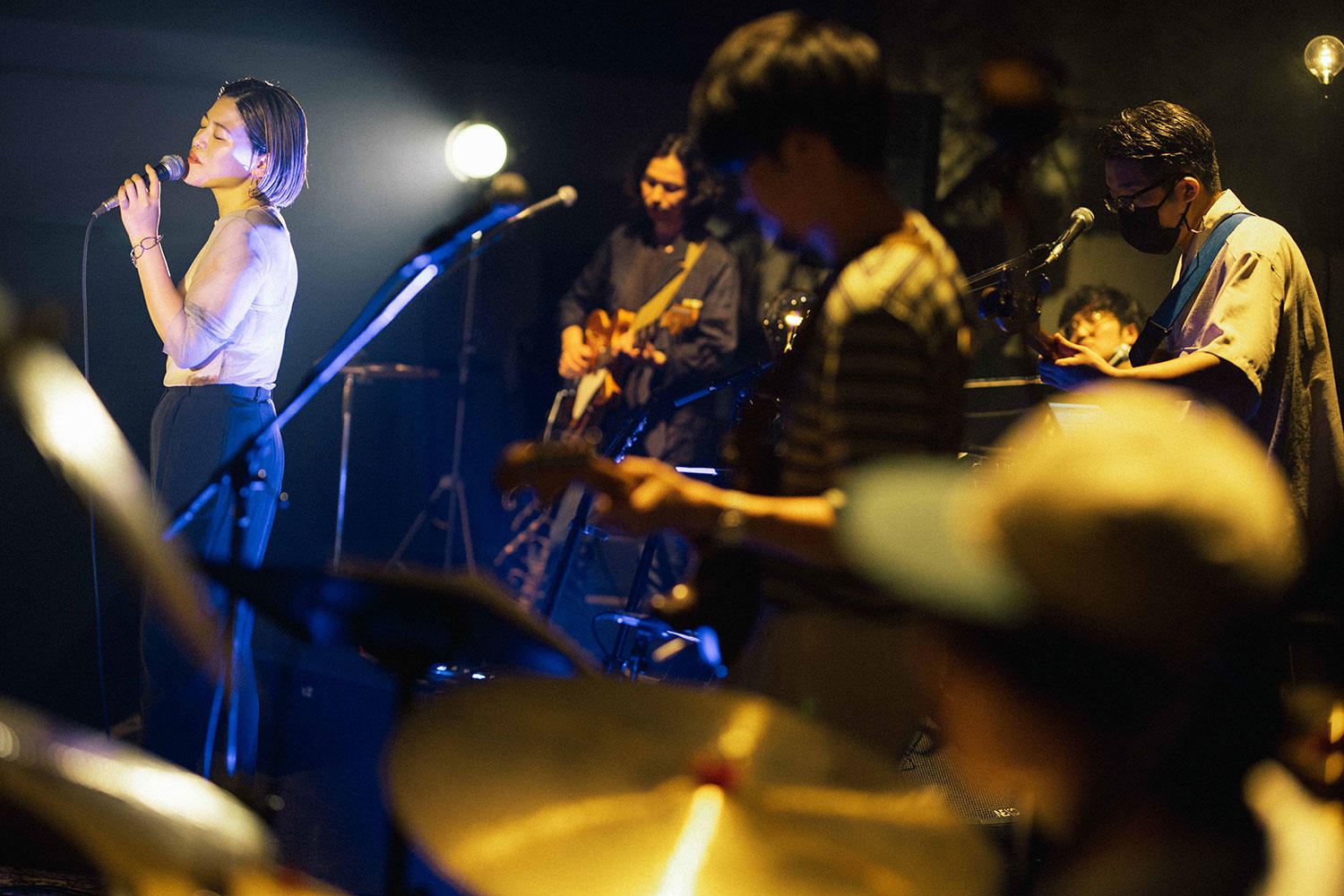 優河、魔法バンドと「言葉のない夜に」の世界を再構築した東京キネマ倶楽部公演