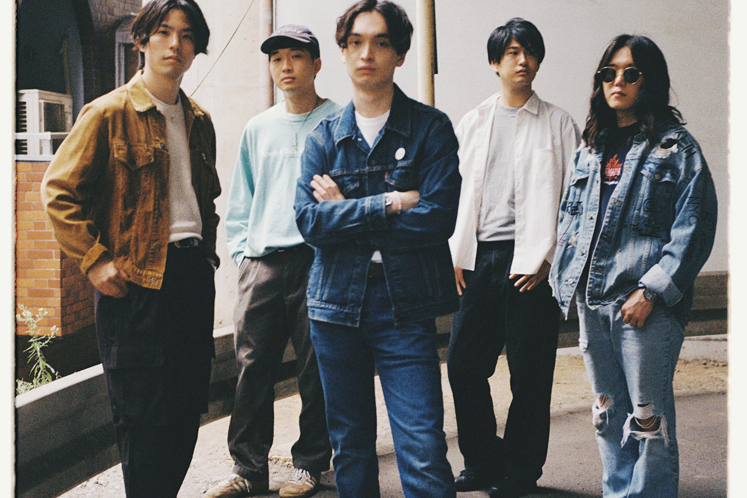 ロックバンドJohnnivan、初のライブアルバム「Adaptation」リリース＆先行シングル「Kayoesque / Frohsinn '82 (Live)」配信