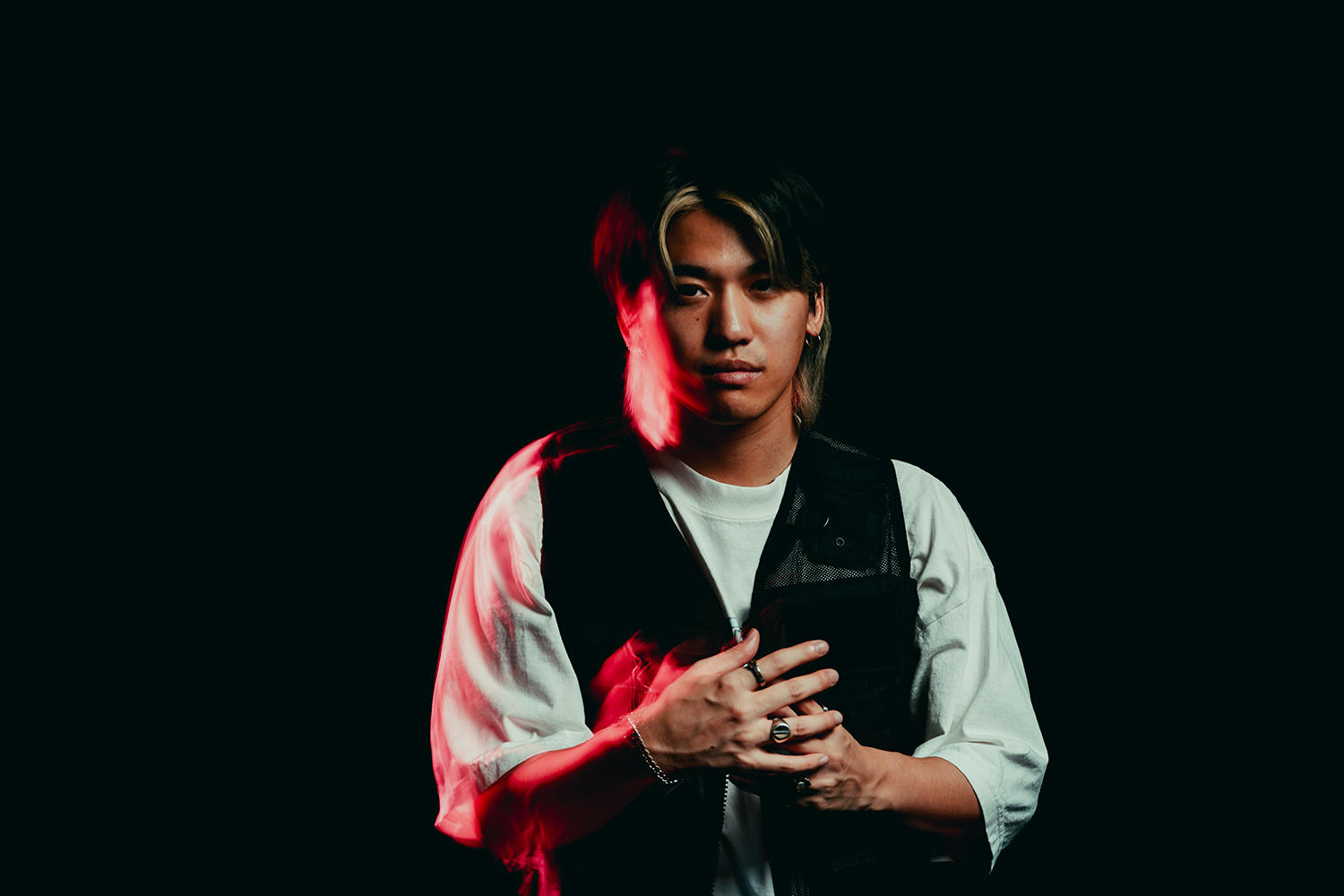 シンガーソングライターOHTORA、アメリカの音楽プロデューサーStrivesadを迎えた新曲「夜空が堕ちてきた」リリース