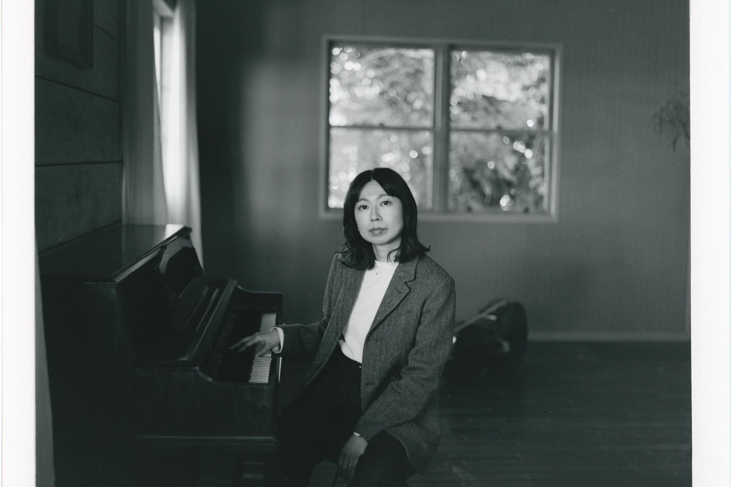 赤い靴としても活動する東川亜希子、ソロシングル「踊ってそして考える」明日リリース!