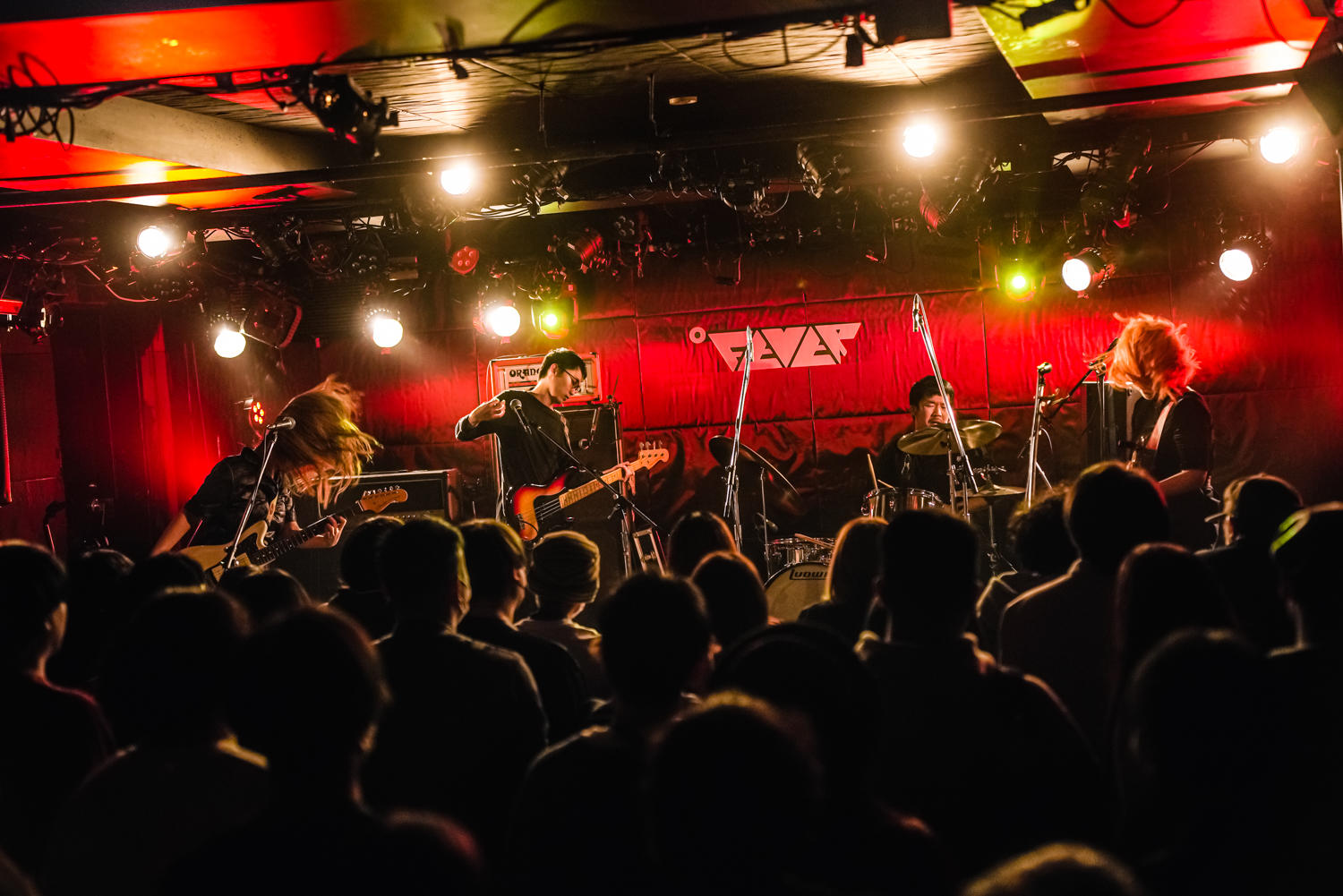 ULTRA、『1st album「到底及ばない」release party』に関西の盟友アルカラを迎えて新代田を揺らす怒涛の爆音ライブをレポート！