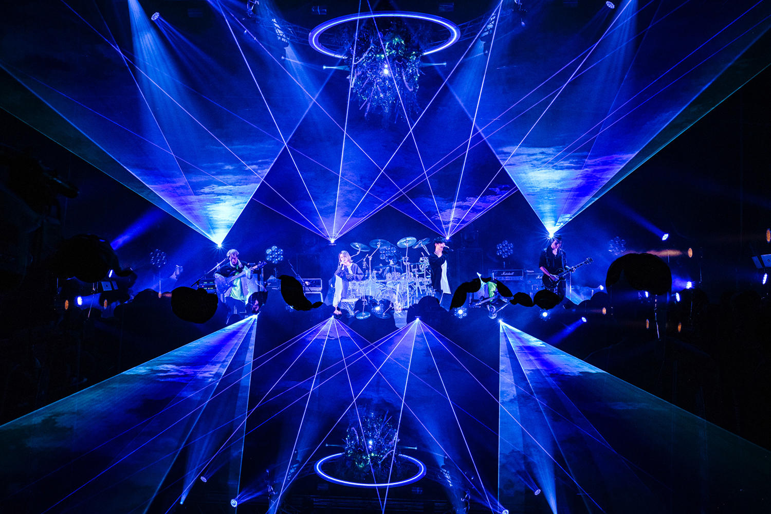 THE ORAL CIGARETTES、1年半を経て血肉にした『SUCK MY WORLD』を朋友達に届けた夜