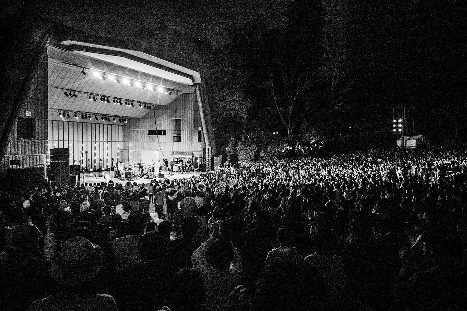 カネコアヤノ率いるバンド「kanekoayano」、鉄壁のバンドアンサンブルを日比谷の夜空に解き放つ『野音ワンマンショー 2025』ライブレポート