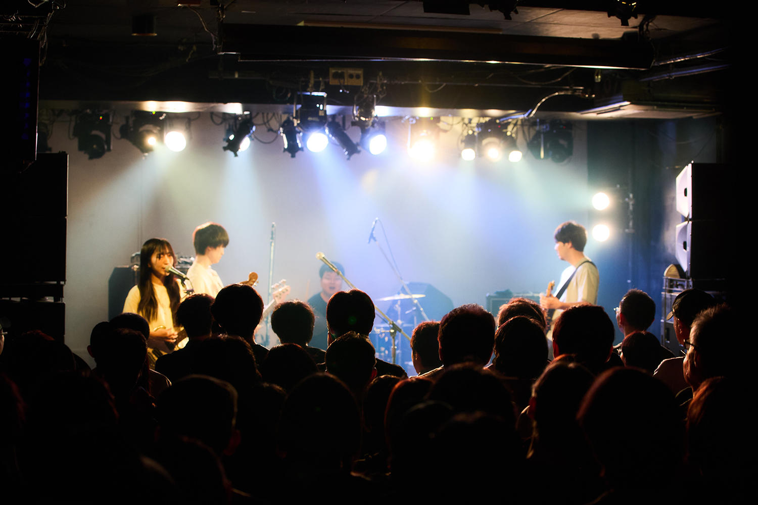 オルタナティブロックバンド・國、自身初のワンマンライブで打ち立てたこの先何度も立ち返れる場所「すぐ傍にいれるように続けていくことをこれからも大切にしていきたい」