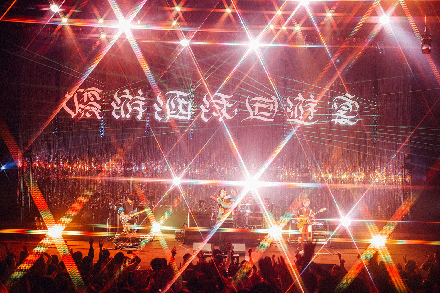 歌とビートの劇的進化が、3年ぶりの歓声と響き合った夜。 フレデリック初のホールワンマン「優游涵泳回遊宴」、 東京・NHKホール公演を速報レポート