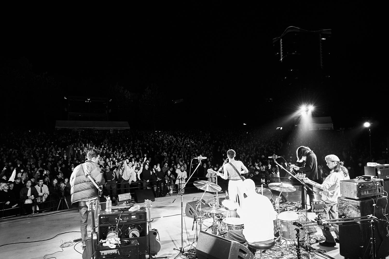 踊ってばかりの国、「サイケデリックの中で出会えたことを誇りに思います！」初の野音ワンマンで自由と解放の精神が照らした「冬の光」