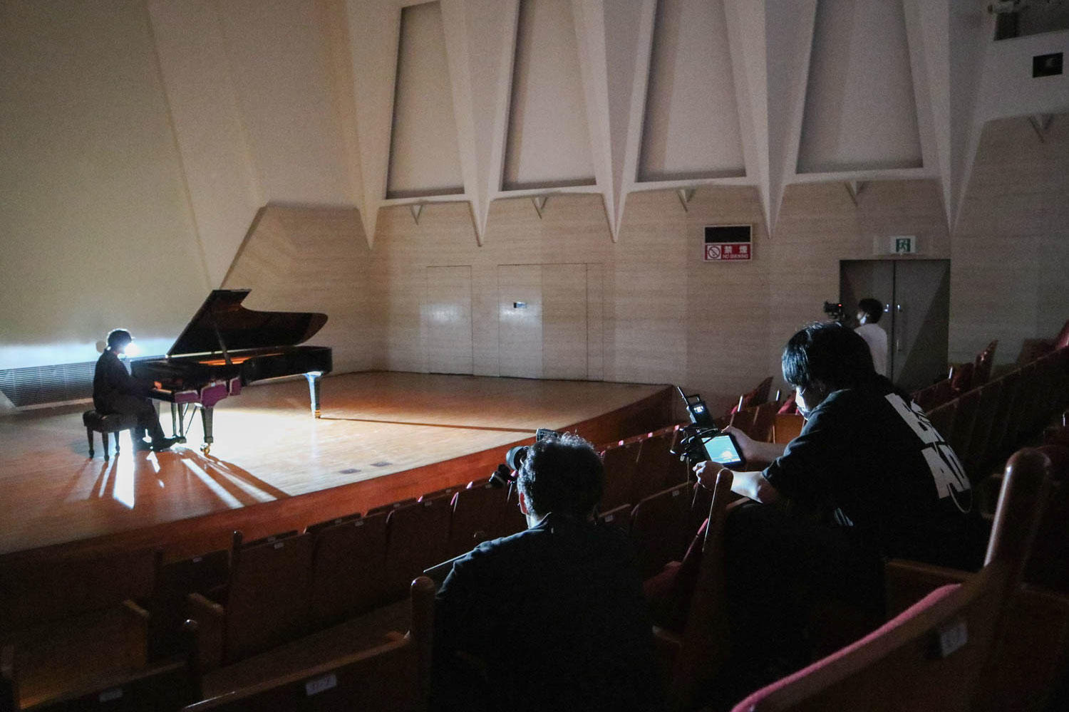 初のピアノ弾き語りに挑戦！ユアネス、新曲「二人静(Piano ver.)」Music Video撮影の裏側に潜入！