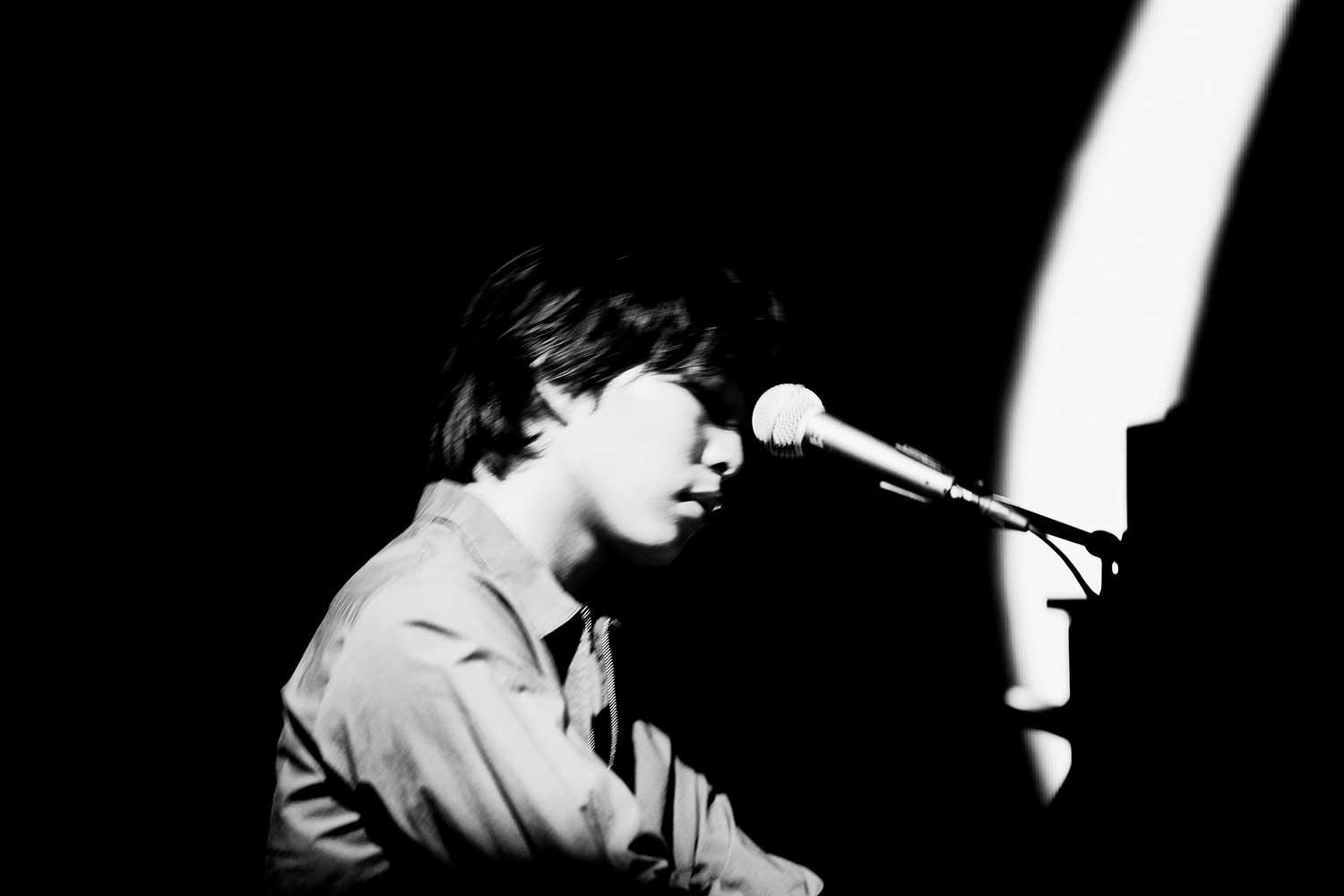 Rol3ert、ピアノ弾き語りで示した壮大で深淵な世界。初ライブ「