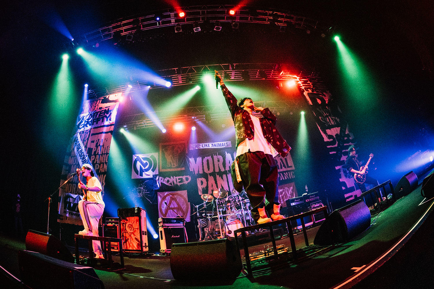 THE ORAL CIGARETTES、対バンツアー『MORAL PANIC』スタート！ROTTENGRAFFTYと火花を散らした初日公演オフィシャルレポート