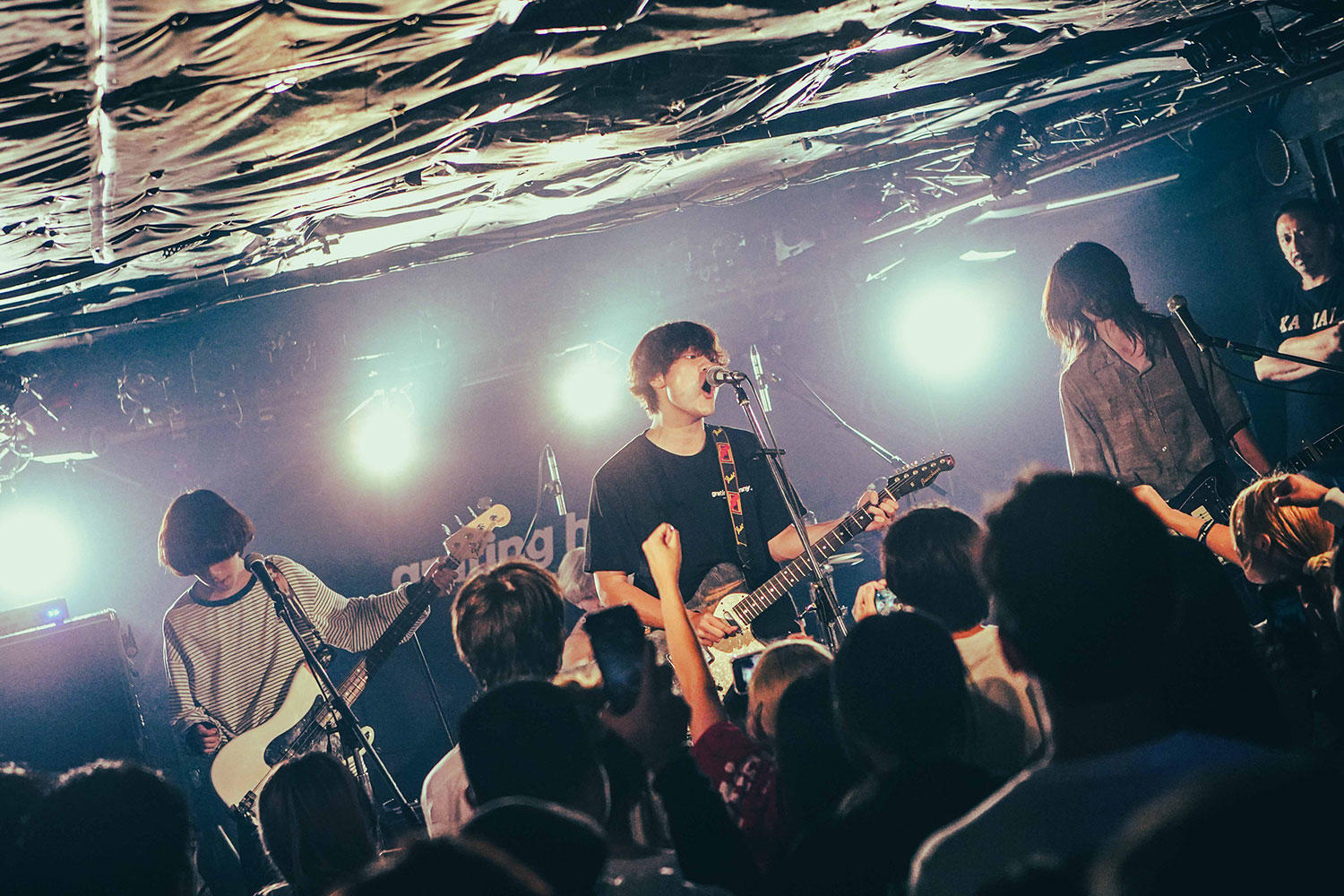 大阪・寝屋川発grating hunny、つきみを迎えた自主企画で見せつけた人生を変える悪ふざけ「バンドって、魔法でも仕事でも革命でも奇跡でもなくて、悪ふざけなんです」