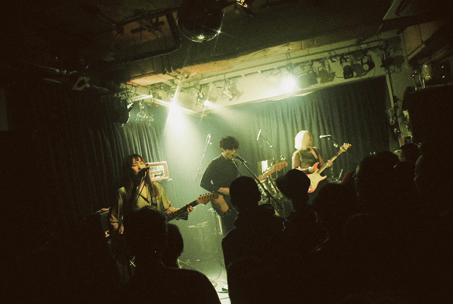 壺坂恵と宮本菜津子のツインボーカルバンドULTRA、 "チャーミング"な爆音を奏でた東京初ワンマンライブ