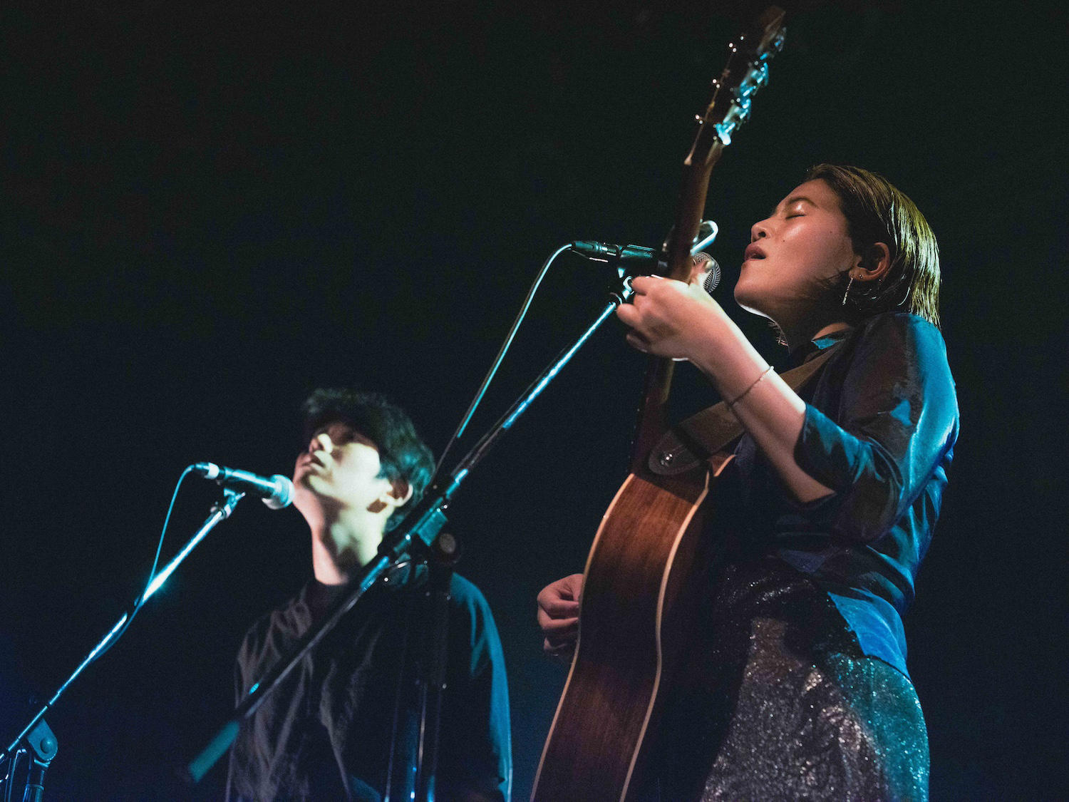 優河、渋谷WWW Xで開催された折坂悠太を迎えてのツーマン企画のオフィシャルライブレポート到着!