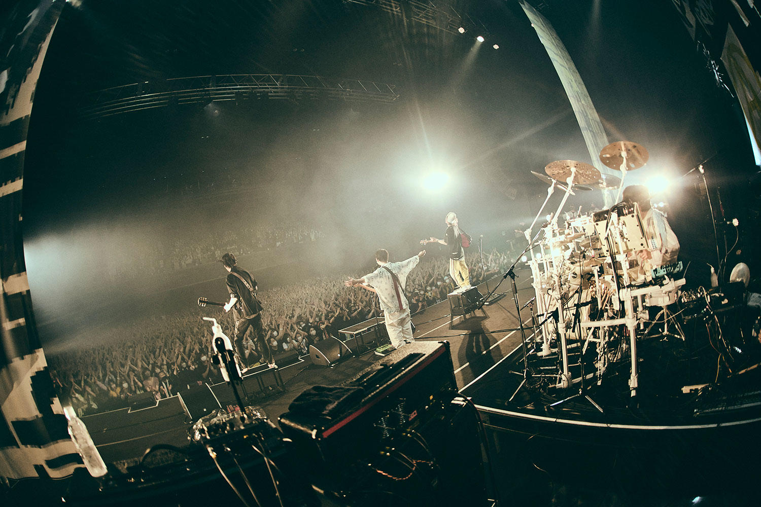 THE ORAL CIGARETTES、HEY-SMITHと熱演繰り広げた対バンツアーファイナル。「お前らと作った未来、絶対に手離さないからな！」