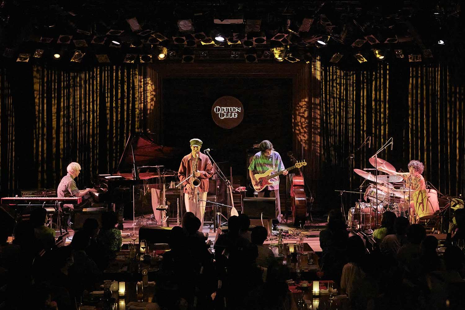 一騎当千の名プレイヤーが歌心溢れる演奏を展開。完全に即興演奏から成るインストゥルメンタル・バンドの熱い夜をレポート